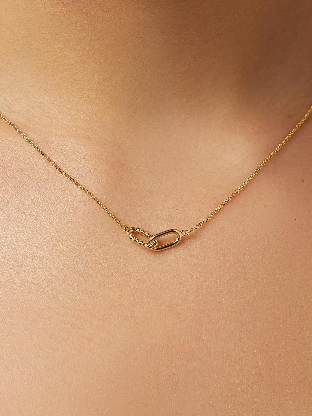 Elegante Gold-Anhänger-Halskette
